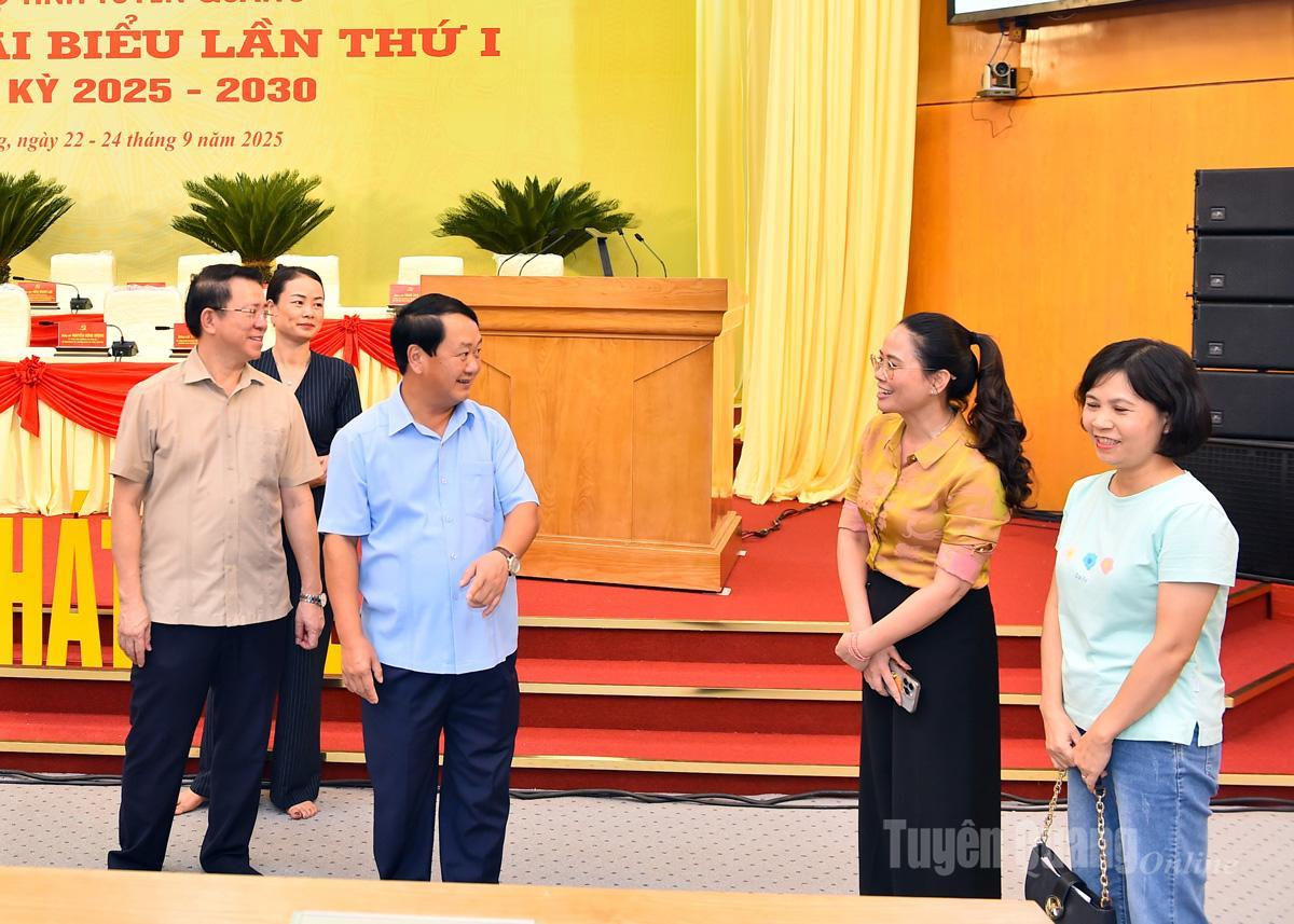 Đồng chí Bí thư Tỉnh ủy chỉ đạo Báo và phát thanh, truyền hình Tuyên Quang chủ động phương án trình chiếu hình ảnh tại Đại hội.
