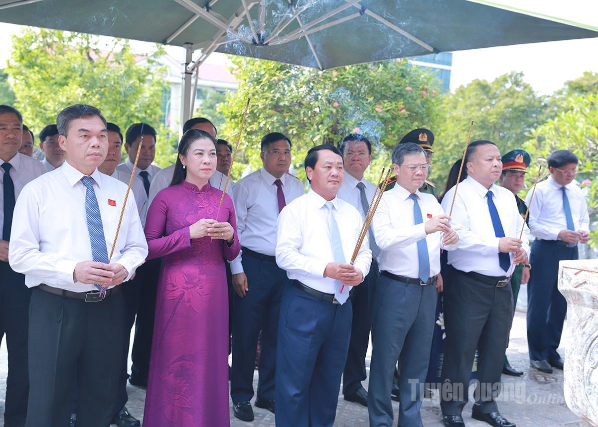 Các đồng chí lãnh đạo tỉnh dâng hương tại Đền thờ Chủ tịch Hồ Chí Minh. Ảnh: Huy Tuấn