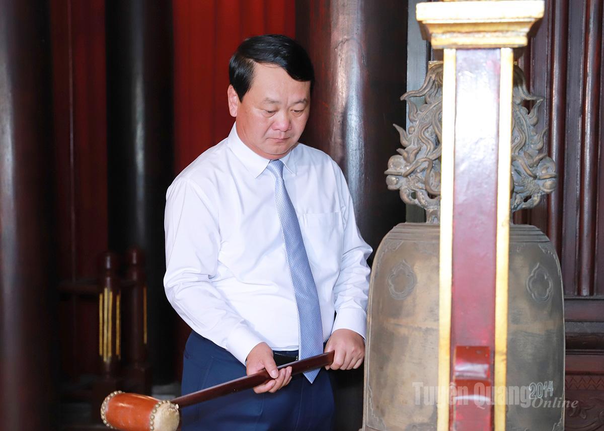 Bí thư Tỉnh uỷ Hầu A Lềnh thỉnh chuông khai lễ. Ảnh: Huy Tuấn