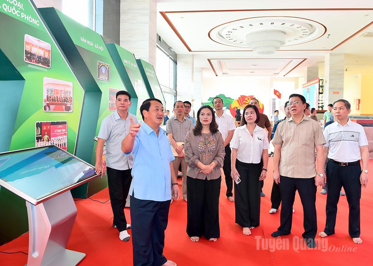 Đồng chí Bí thư Tỉnh ủy Hầu A Lềnh kiểm tra khu vực trình chiếu thông tin đại biểu.