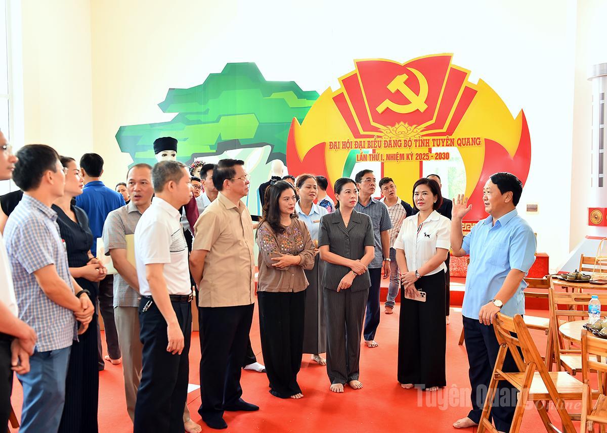 Đồng chí Bí thư Tỉnh ủy Hầu A Lềnh và các đồng chí lãnh đạo tỉnh kiểm tra khu vực đón tiếp đại biểu.