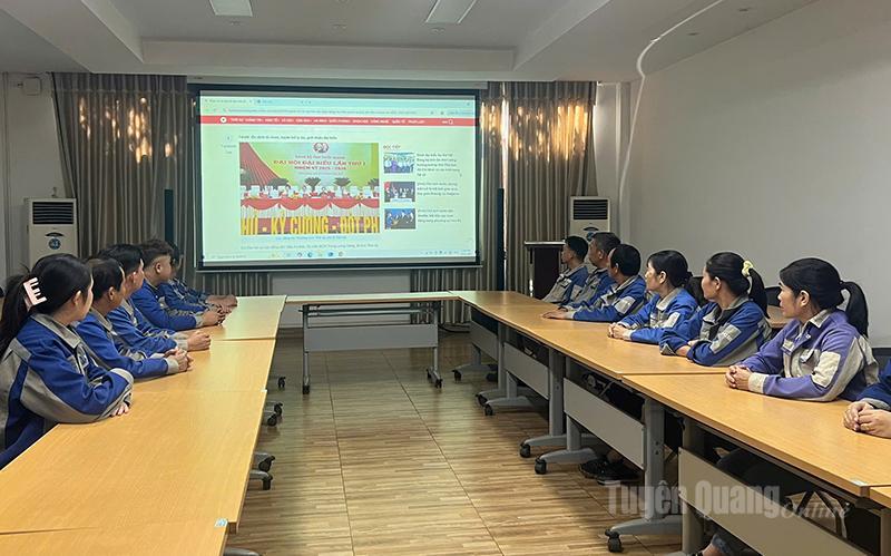 Công nhân Công ty cổ phần Gang thép Tuyên Quang theo dõi Đại hội. Ảnh: Trang Tâm.