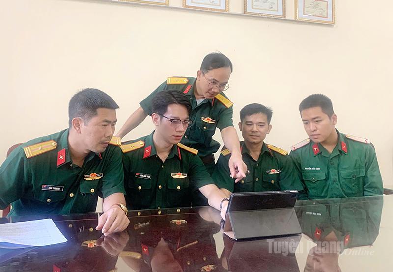 Cán bộ, chiến sỹ Bộ Chỉ huy quân sự tỉnh theo dõi Đại hội. Ảnh: Thuỳ Lê