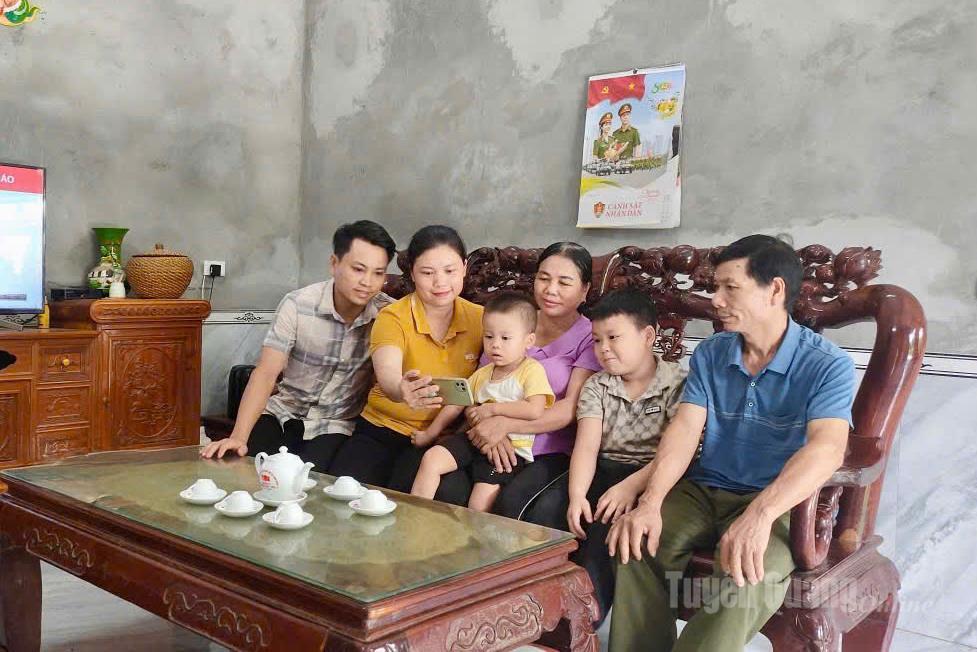 Gia đình ông Phùng Tiến Thông, Bí thư chi bộ thôn An Ninh, xã Kim Bình theo dõi cập nhật phiên trù bị Đại hội qua điện thoại. Ảnh: Trang Hoàng