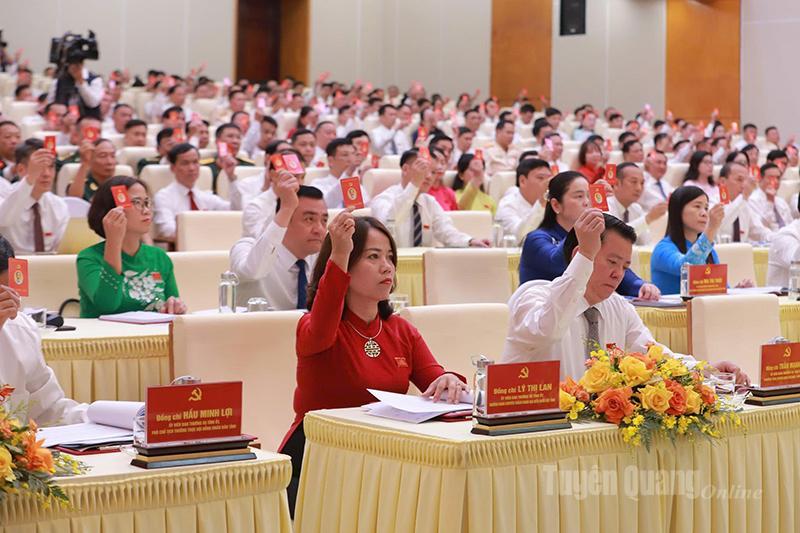 Đại biểu biểu quyết thông qua các Tờ trình.