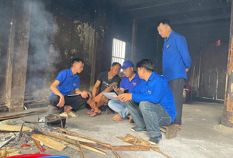 Đoàn thanh niên và nhân dân thôn Thượng Sơn, xã Quản Bạ theo dõi Đại hội qua các nền tảng của Báo và phát thanh, truyền hình Tuyên Quang. Ảnh: Nguyễn Dịu