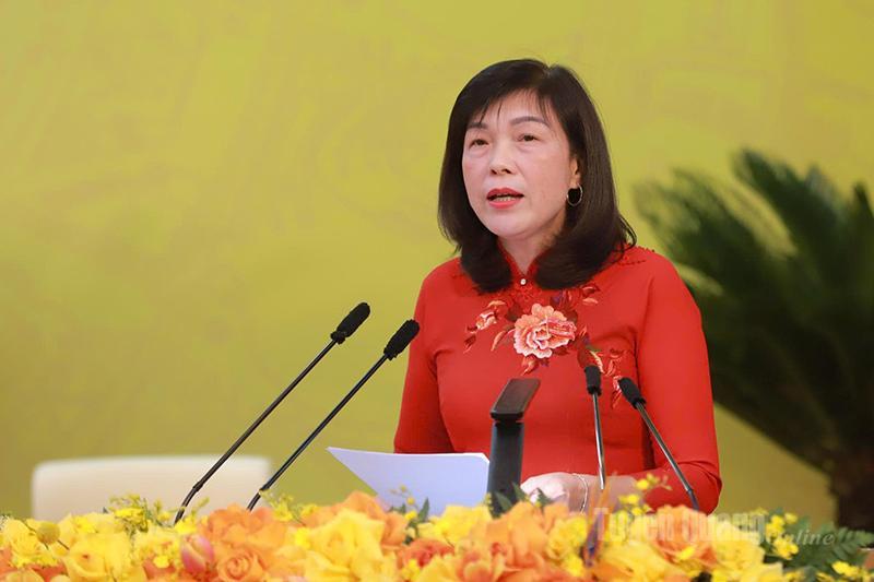 Đồng chí Phạm Thị Minh Xuân, Ủy viên Ban Thường vụ Tỉnh ủy, Phó Chủ tịch HĐND tỉnh trình bày Tờ trình số 23-TTr/TU.