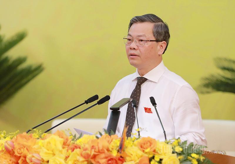 Đồng chí Nguyễn Văn Sơn, Phó Bí thư Tỉnh ủy, Chủ tịch HĐND tỉnh trình bày Báo cáo tổng hợp ý kiến tham gia vào dự thảo văn kiện Đại hội đại biểu toàn quốc lần thứ XIV của Đảng.