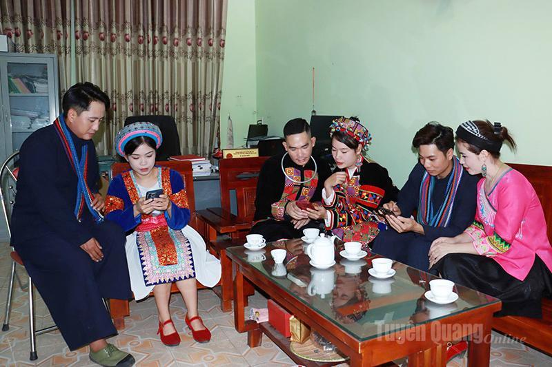 Cán bộ xã Mèo Vạc theo dõi thông tin Đại hội đại biểu Đảng bộ tỉnh qua các nền tảng số của Báo Tuyên Quang. Ảnh: Trần Kế