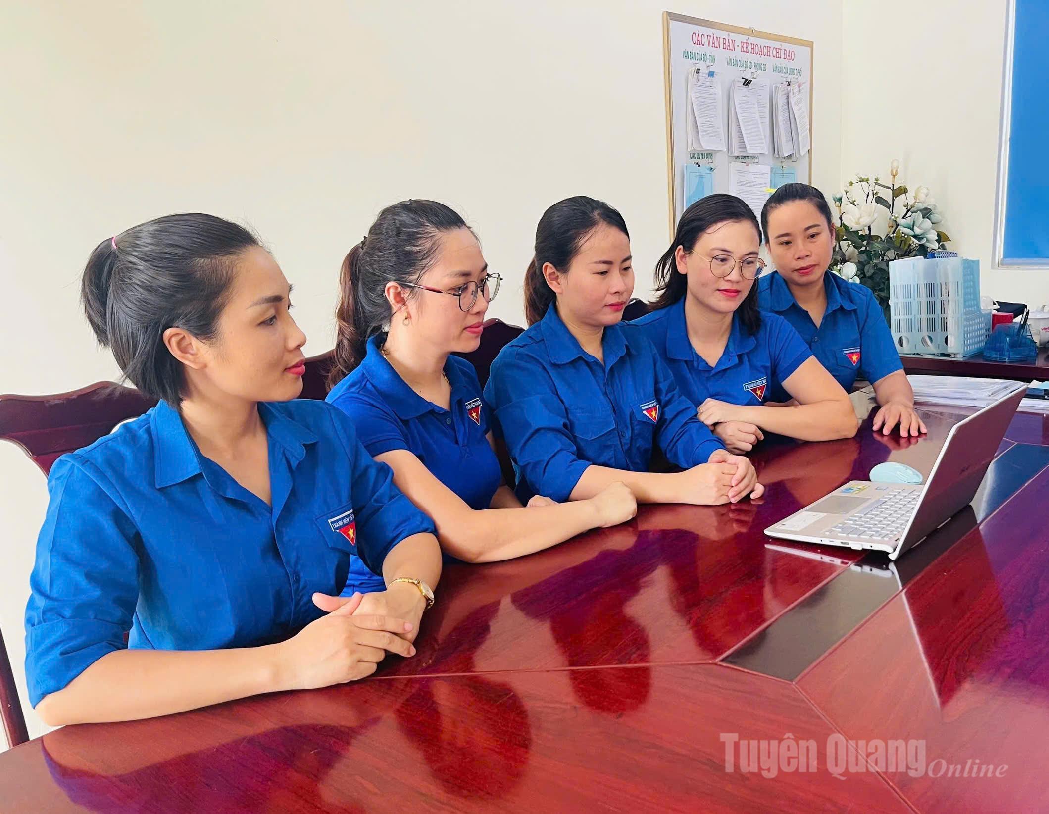 Đoàn thanh niên phường Nông Tiến theo dõi Đại hội đại biểu Đảng bộ tỉnh qua các nền tảng của Báo và phát thanh, truyền hình Tuyên Quang. Ảnh: Thuý Nga