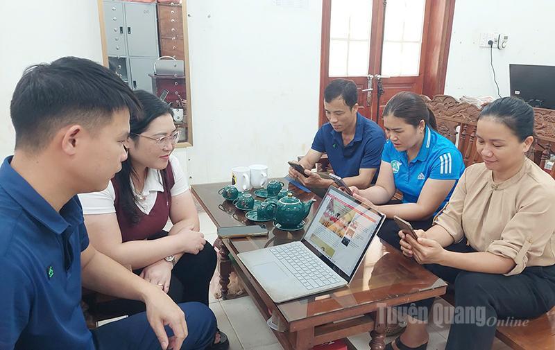 Cán bộ xã Thượng Lâm theo phiên trù bị Đại hội trên Báo Tuyên Quang Online. Ảnh Minh Hoa