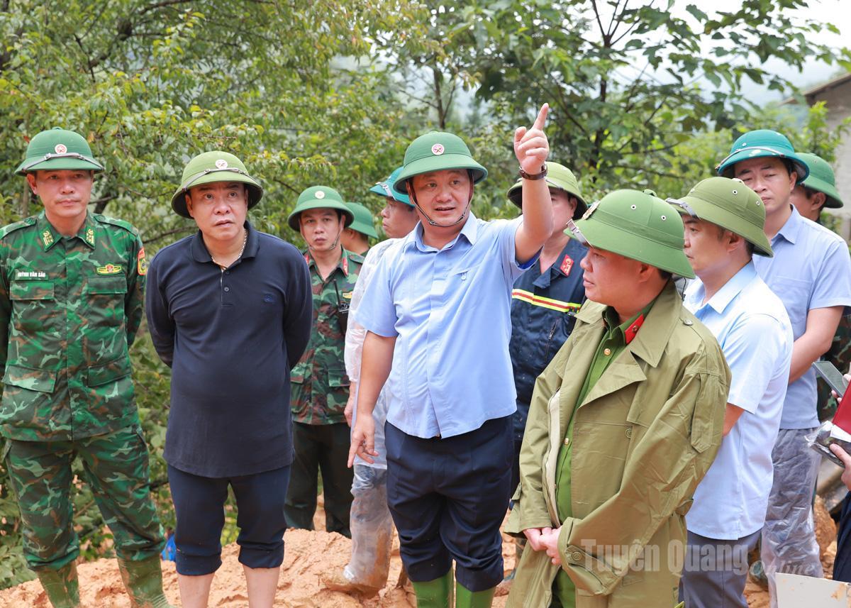Bí thư Tỉnh uỷ Hầu A Lềnh yêu cầu đảm bảo an toàn cho các lực lượng tham gia tìm kiếm nạn nhân và người dân quanh khu vực nguy cơ sạt lở.