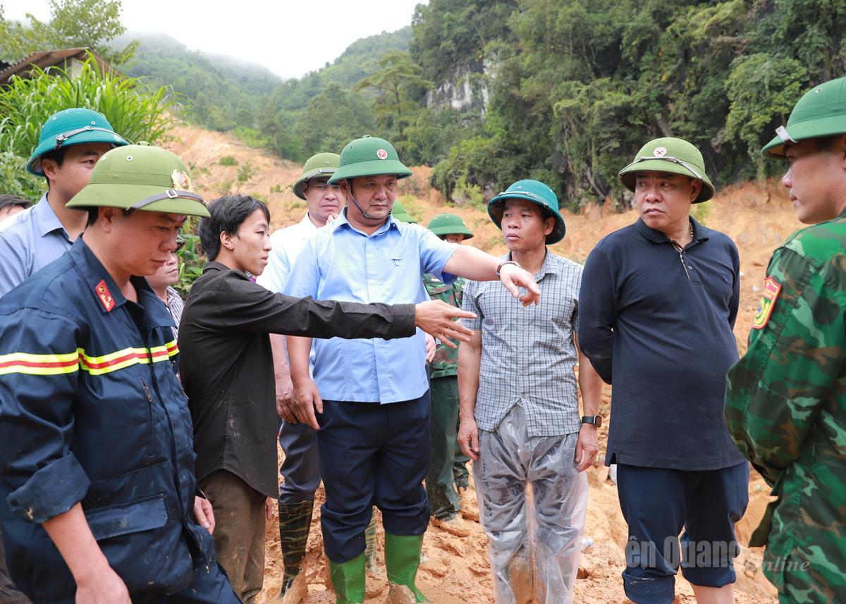 Gia đình nạn nhân chỉ vị trí ngôi nhà trước khi bị vùi lấp.