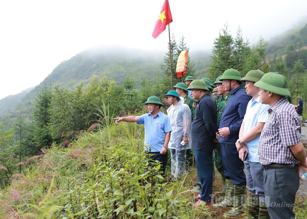 Bí thư Tỉnh uỷ Hầu A Lềnh chỉ đạo công tác cảnh báo nguy cơ tiếp tục sạt lở tại thôn Má Lầu A.