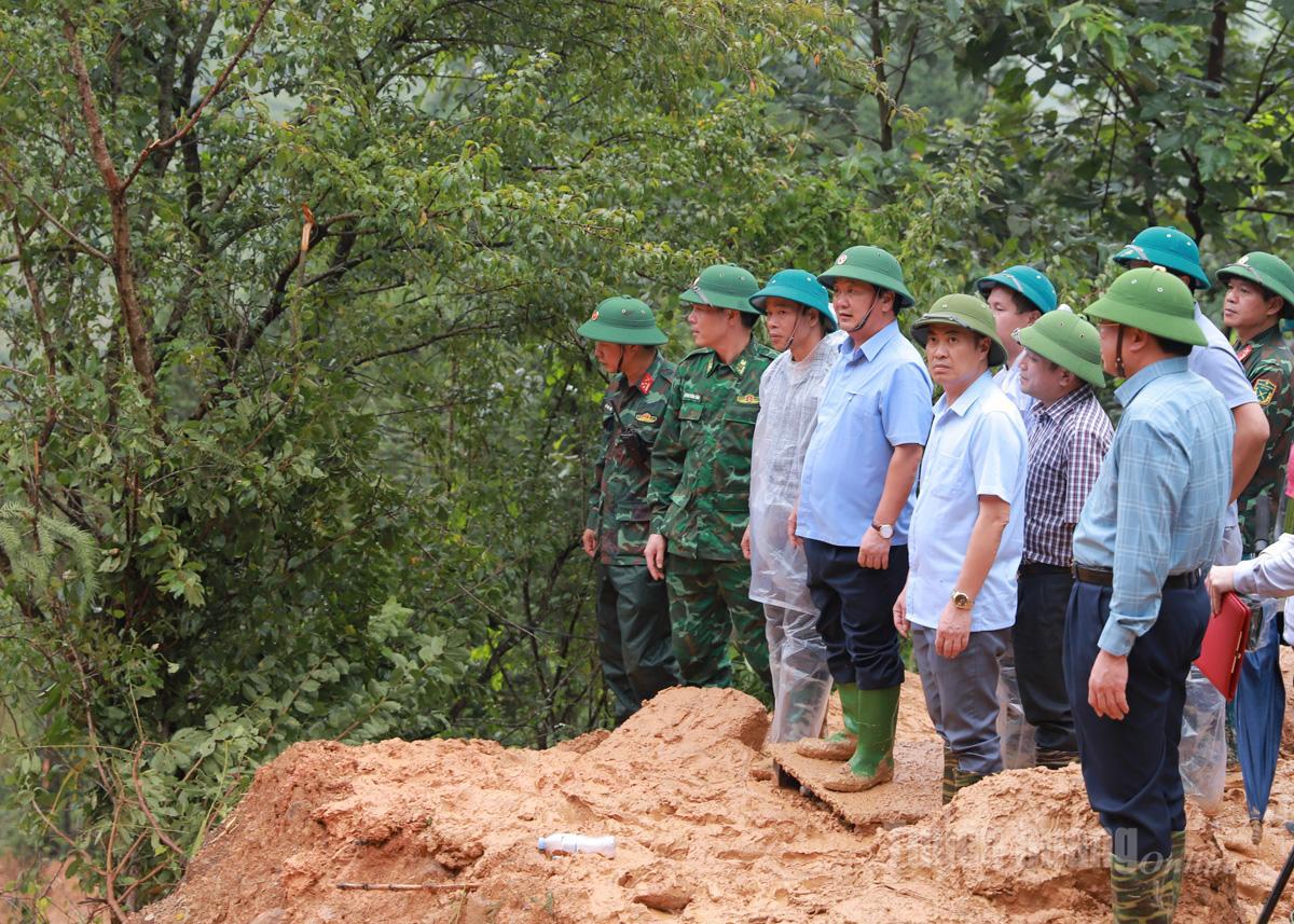 Bí thư Tỉnh uỷ Hầu A Lềnh trực tiếp kiểm tra, chỉ đạo công tác tìm kiếm các nạn nhân mất tích.