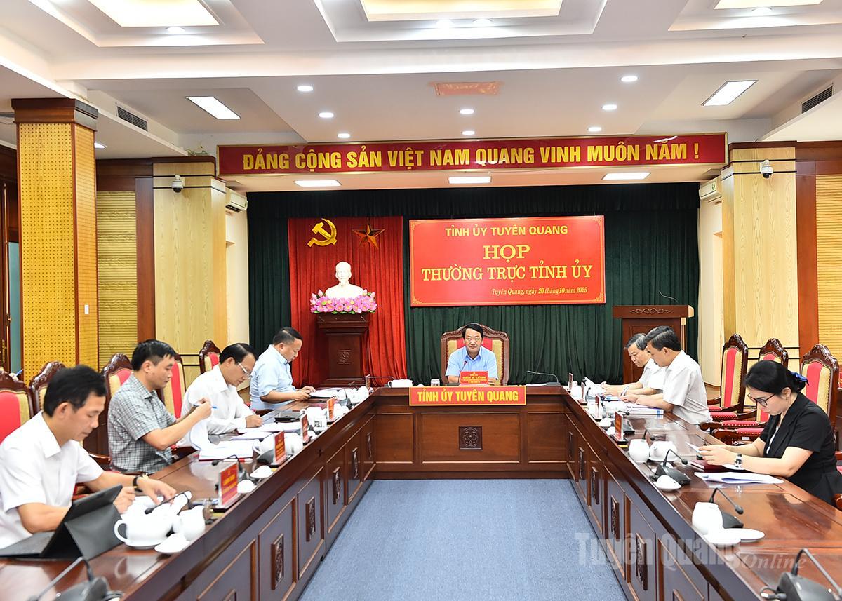 Bí thư Tỉnh ủy Hầu A Lềnh chủ trì phiên họp Thường trực tỉnh ủy.