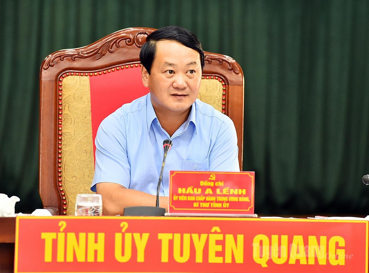 Bí thư Tỉnh ủy Hầu A Lềnh cho ý kiến vào các nội dung tờ trình.