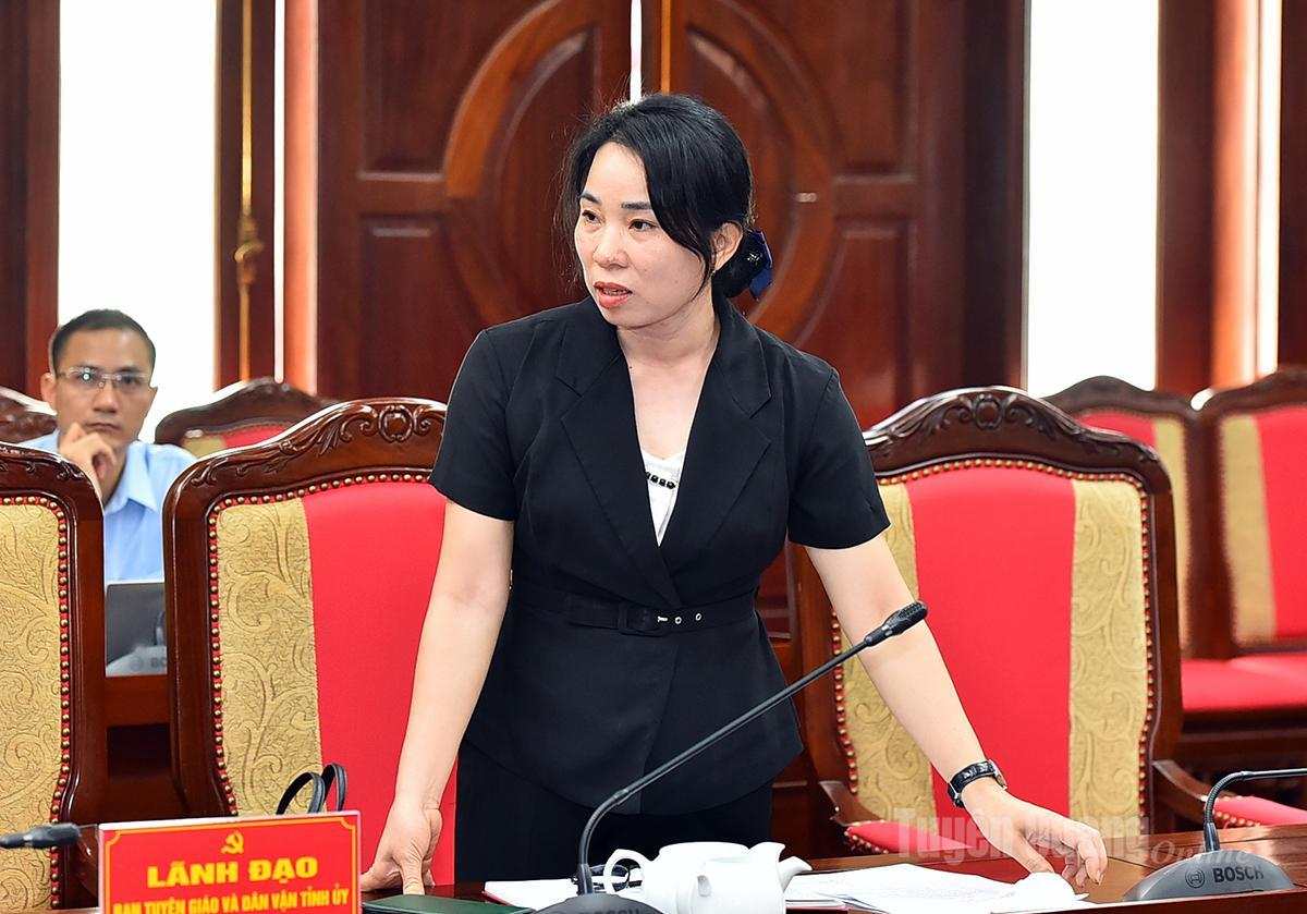 Đồng chí Hoàng Thị Hằng, Phó Trưởng ban Tuyên giáo và Dân vận Tỉnh ủy báo cáo tờ trình tại phiên họp.