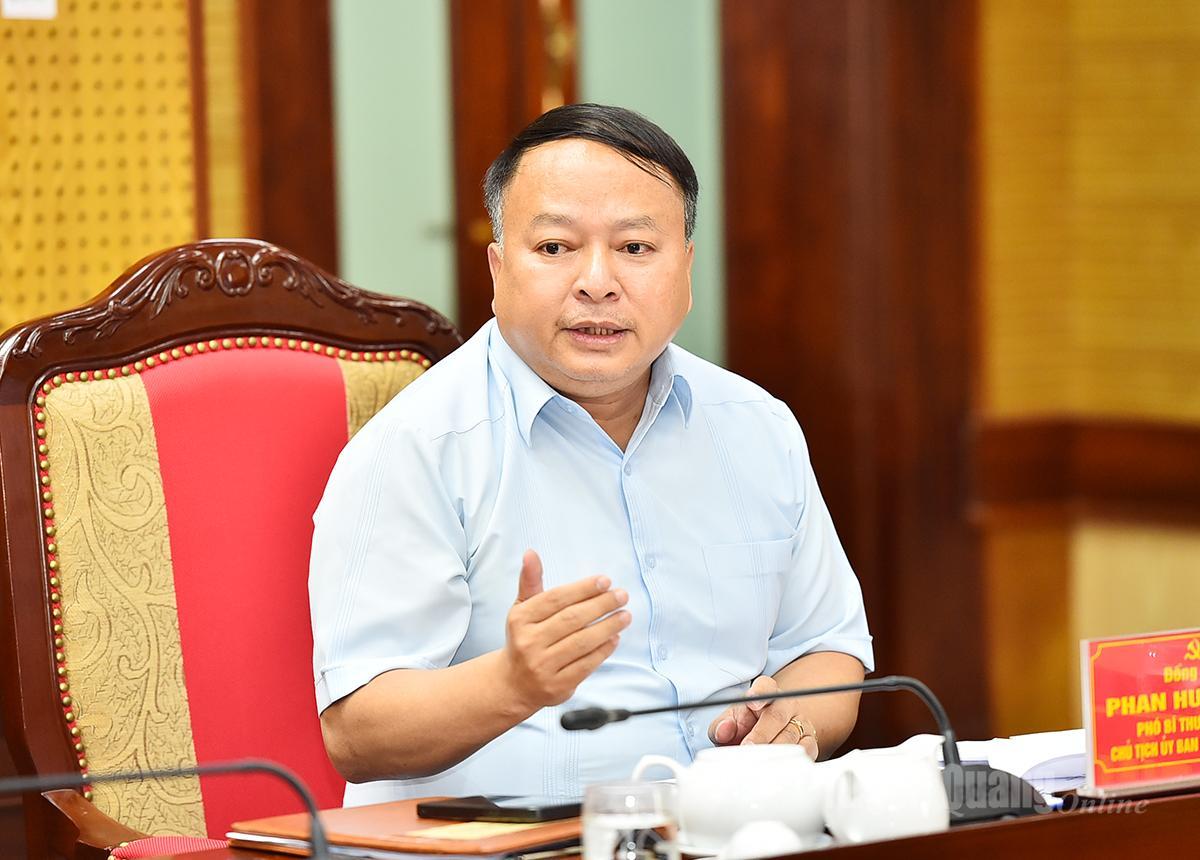 Phó Bí thư Tỉnh ủy, Chủ tịch UBND tỉnh Phan Huy Ngọc phát biểu ý kiến vào các nội dung tại phiên họp.