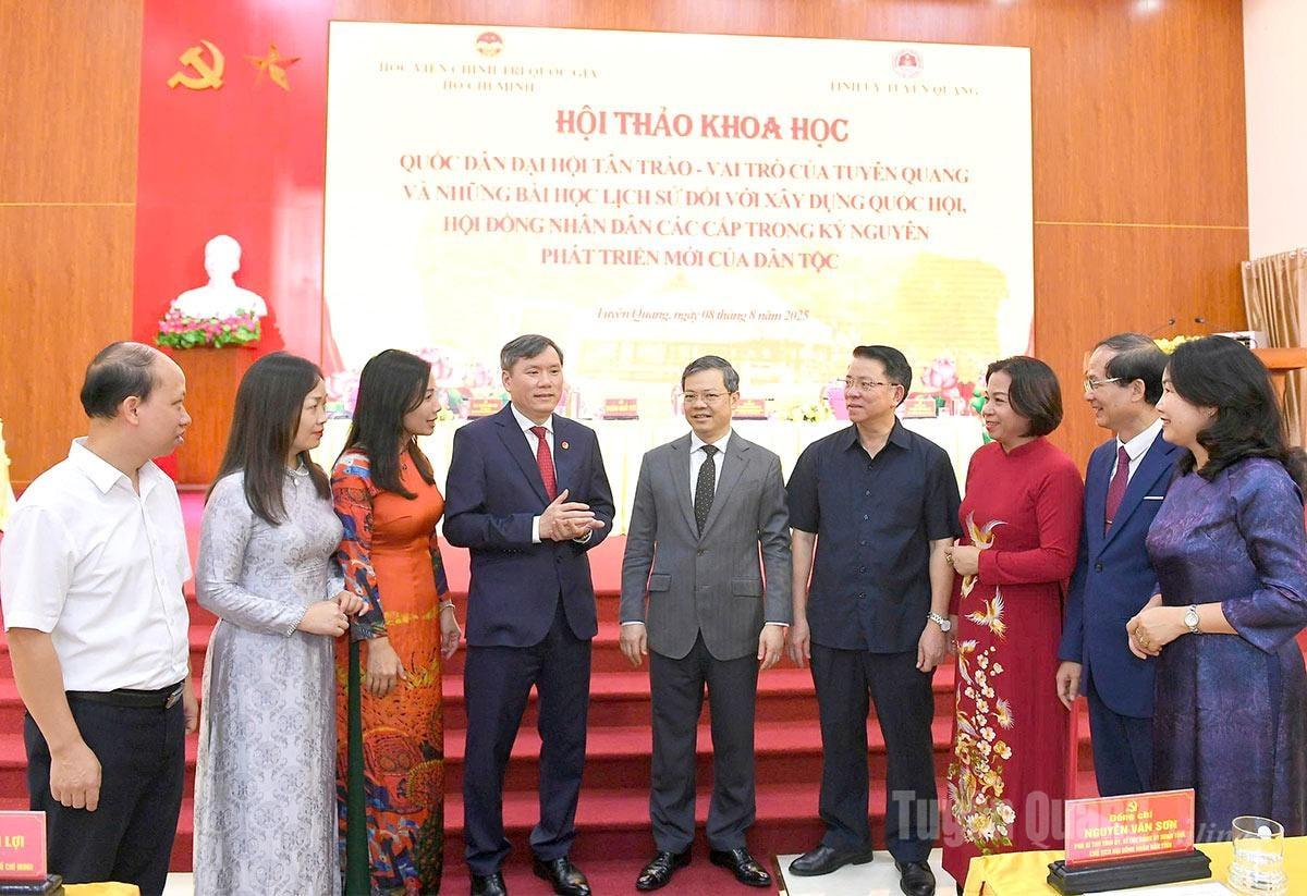 Các đại biểu trao đổi bên lề buổi hội thảo khoa học.