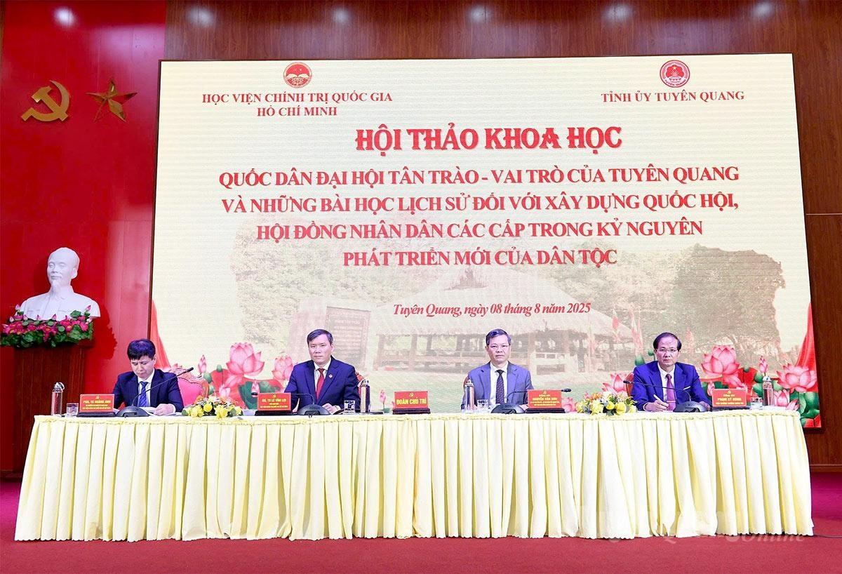 Các đại biểu chủ trì buổi hội thảo khoa học.