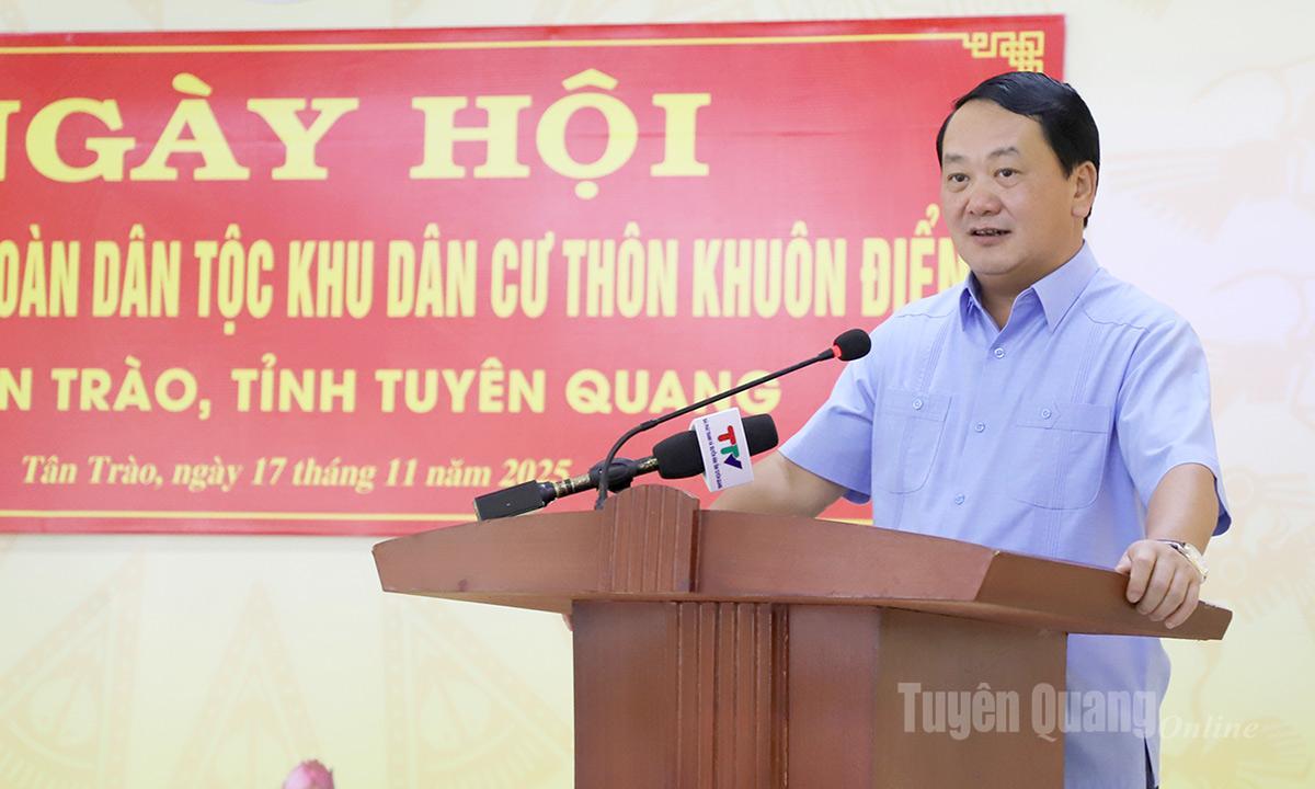 Bí thư Tỉnh ủy Hầu A Lềnh phát biểu tại Ngày hội Đại đoàn kết toàn dân tộc thôn Khuôn Điển.