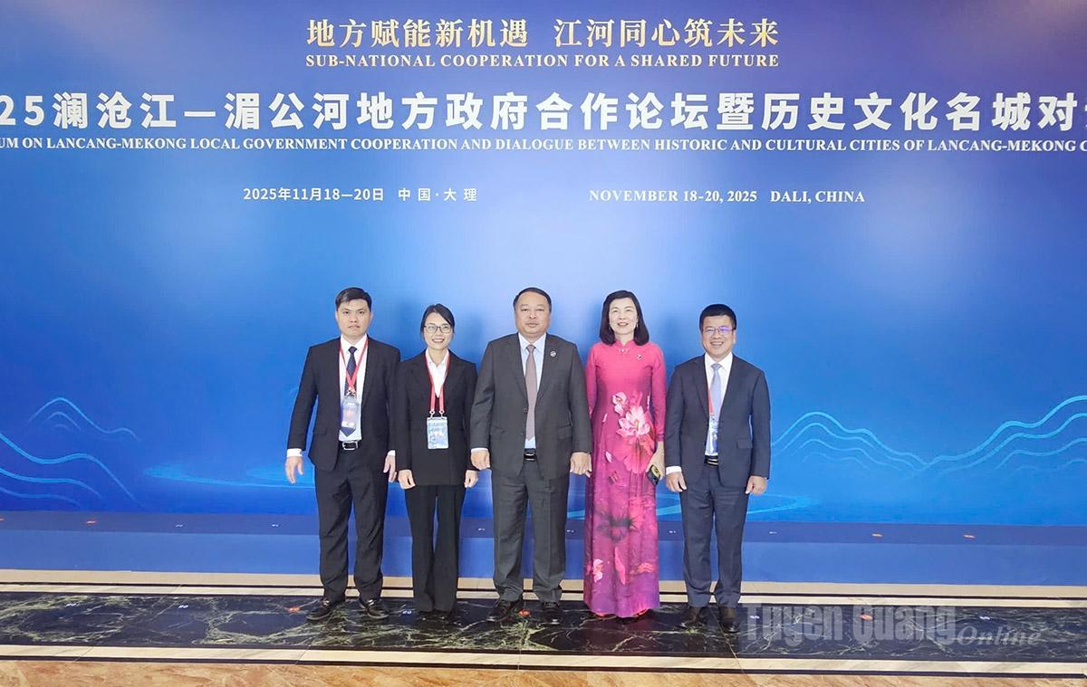 Đồng chí Chủ tịch UBND tỉnh Phan Huy Ngọc cùng các thành viên đoàn công tác của tỉnh Tuyên Quang tham gia Diễn đàn.