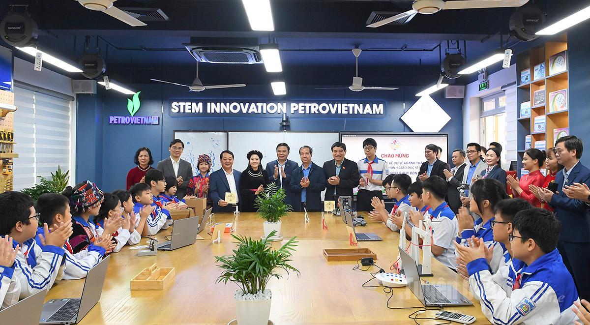 Chủ nhiệm Ủy ban Văn hóa và Xã hội của Quốc hội Nguyễn Đắc Vinh, Bộ trưởng Bộ Giáo dục và Đào tạo Nguyễn Kim Sơn, Bí thư Tỉnh ủy Hầu A Lềnh và các đại biểu thăm phòng thực hành giáo dục STEM tại Trường THCS Lê Quý Đôn.