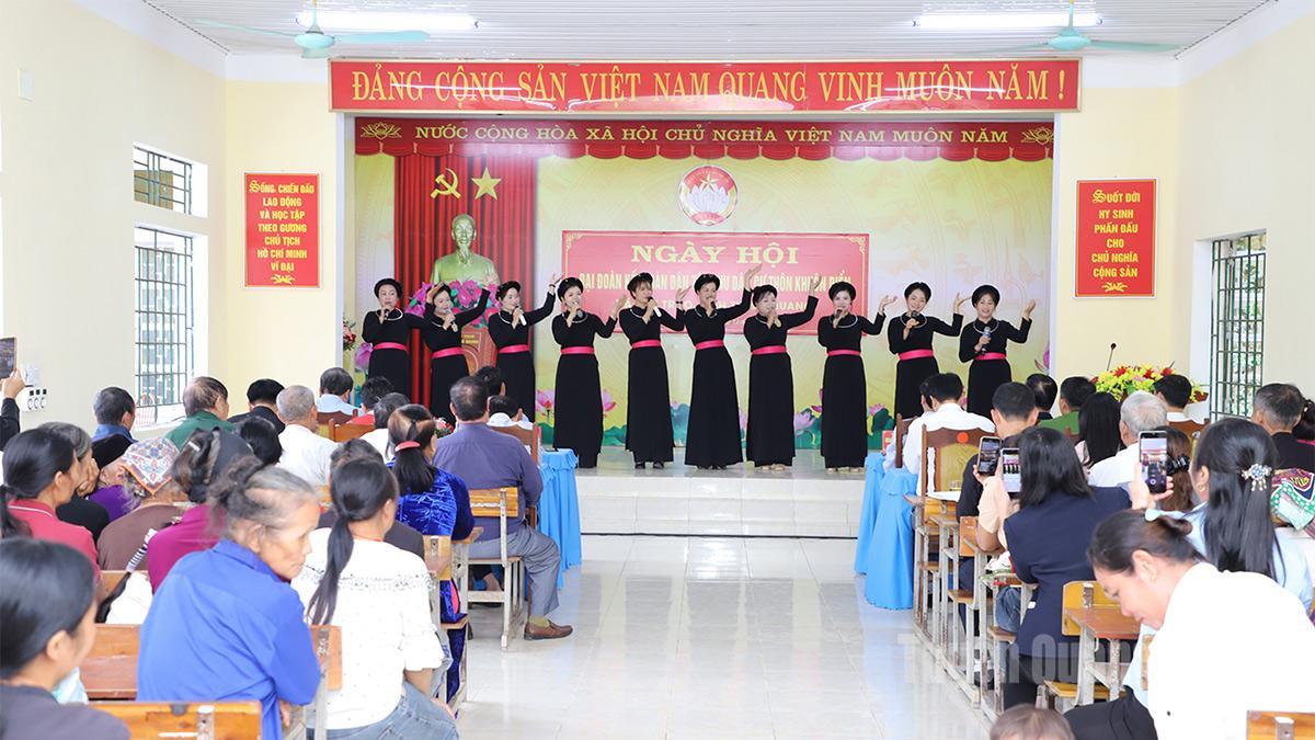 Quang cảnh Ngày hội Đại đoàn kết toàn dân tộc thôn Khuôn Điển.