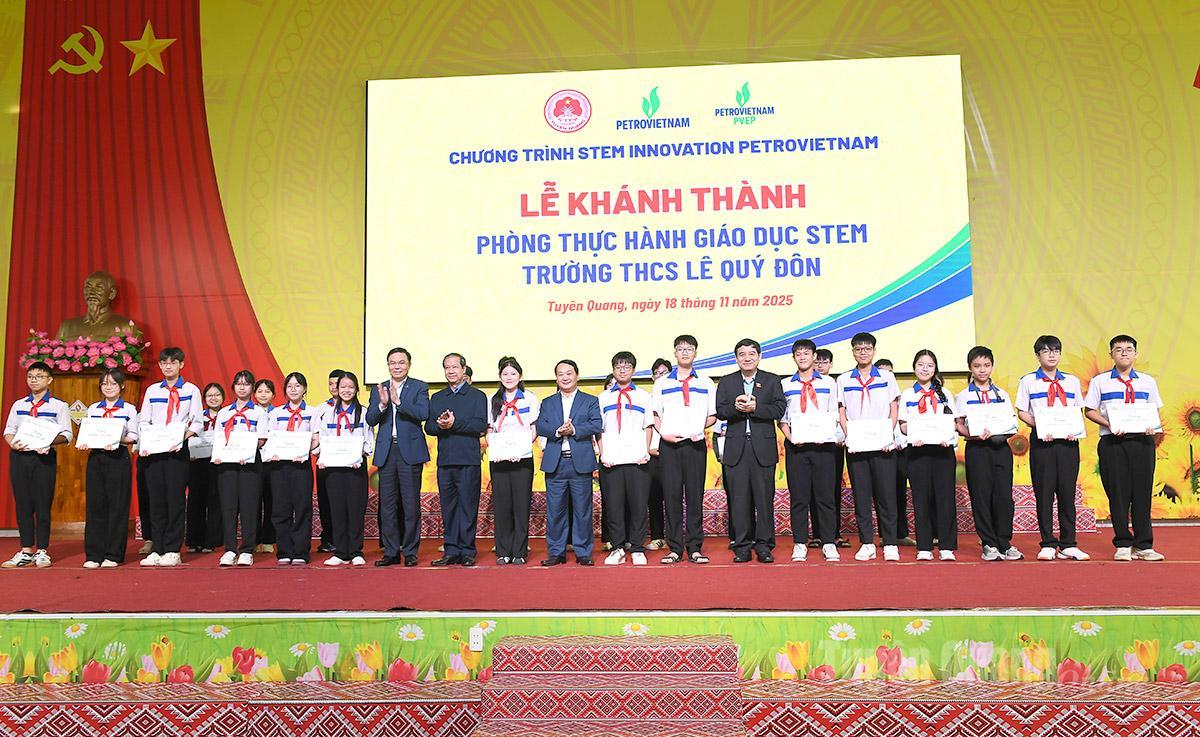 Các đồng chí lãnh đạo trao học bổng cho học sinh có hoàn cảnh khó khăn của Trường THCS Lê Quý Đôn.