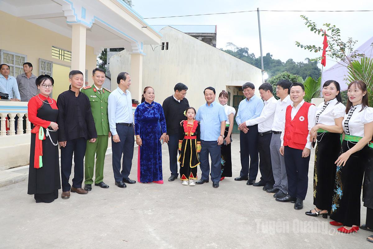 Bí thư Tỉnh ủy Hầu A Lềnh trao đổi với Nhân dân thôn Khuôn Điển.