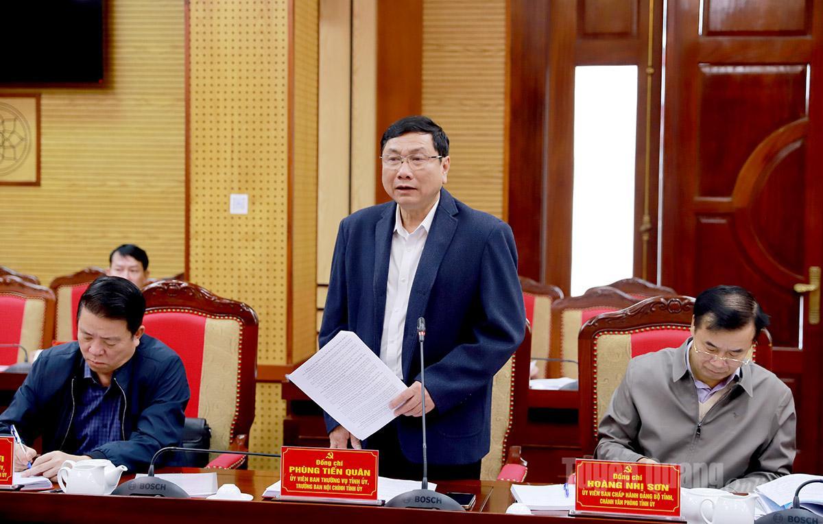 Trưởng ban Nội chính Tỉnh ủy Phùng Tiến Quân phát biểu thảo luận tại phiên họp.