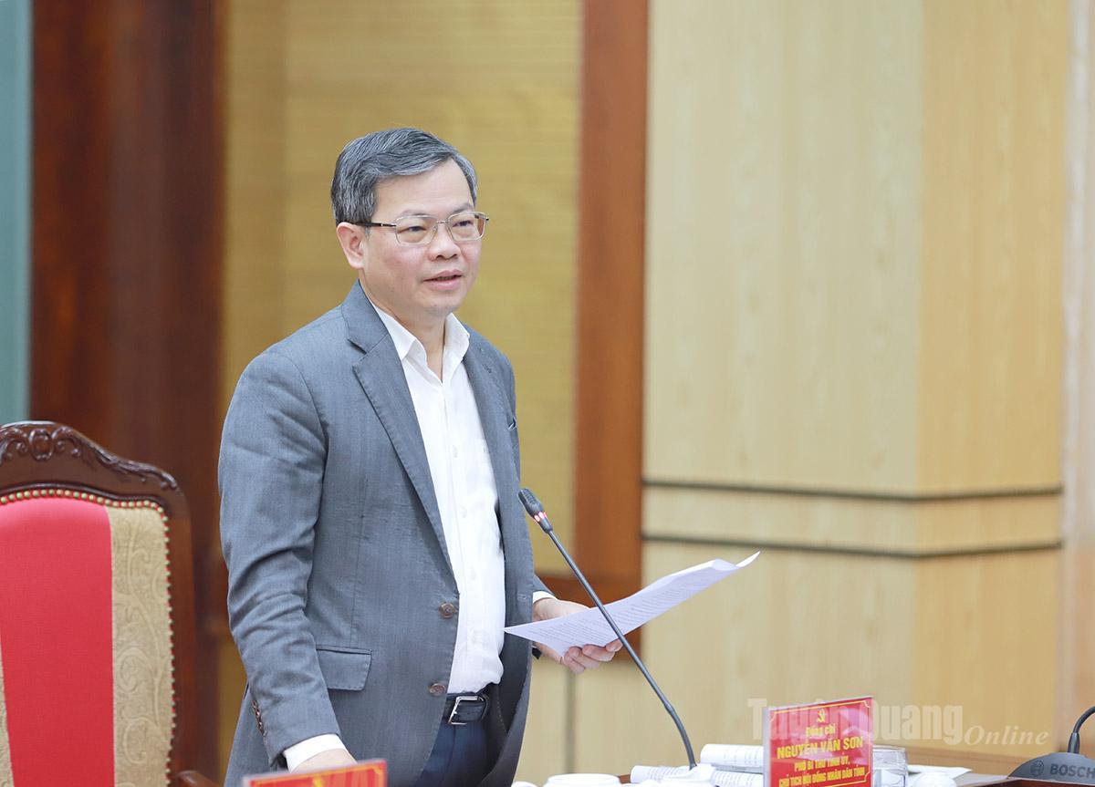 Phó Bí thư Tỉnh ủy, Chủ tịch HĐND tỉnh Nguyễn Văn Sơn phát biểu thảo luân tại phiên họp.