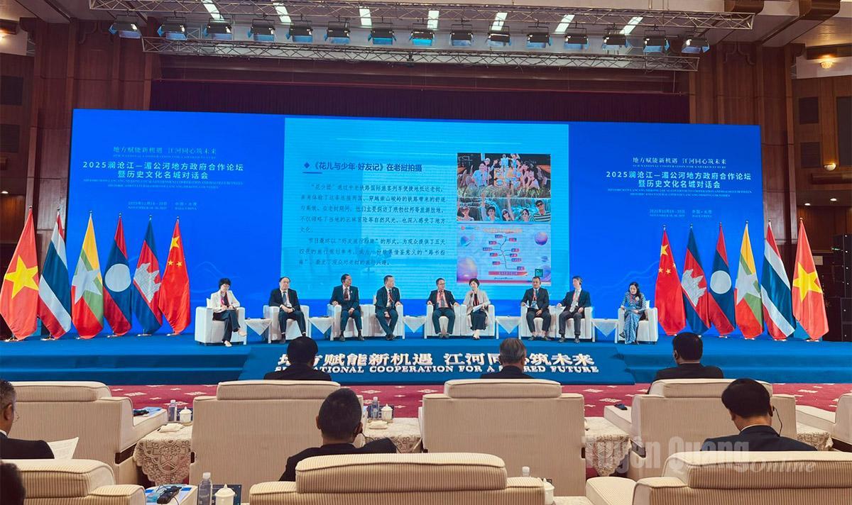 Phiên họp thứ nhất của Diễn đàn với chủ đề “Địa phương chung tay - cùng trao đổi về quản trị toàn cầu”.