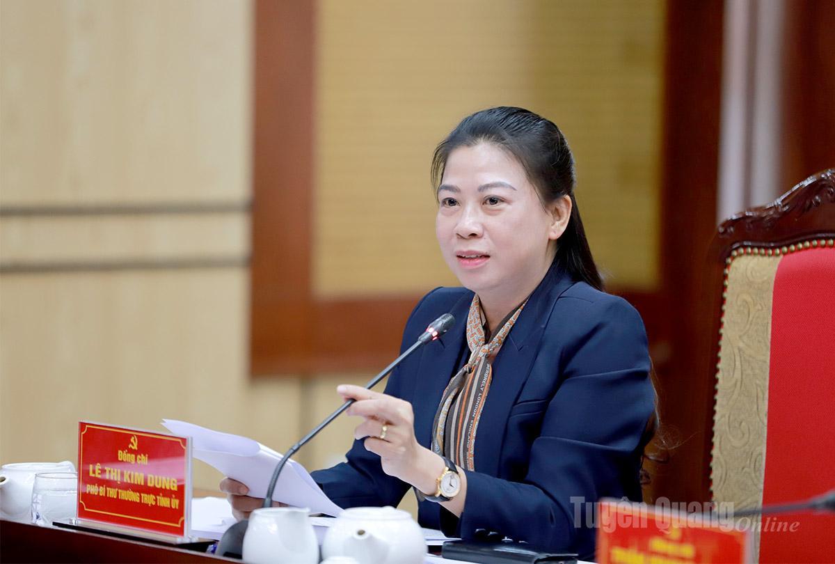Phó Bí thư Thường trực Tỉnh ủy Lê Thị Kim Dung phát biểu thảo luận tại phiên họp.