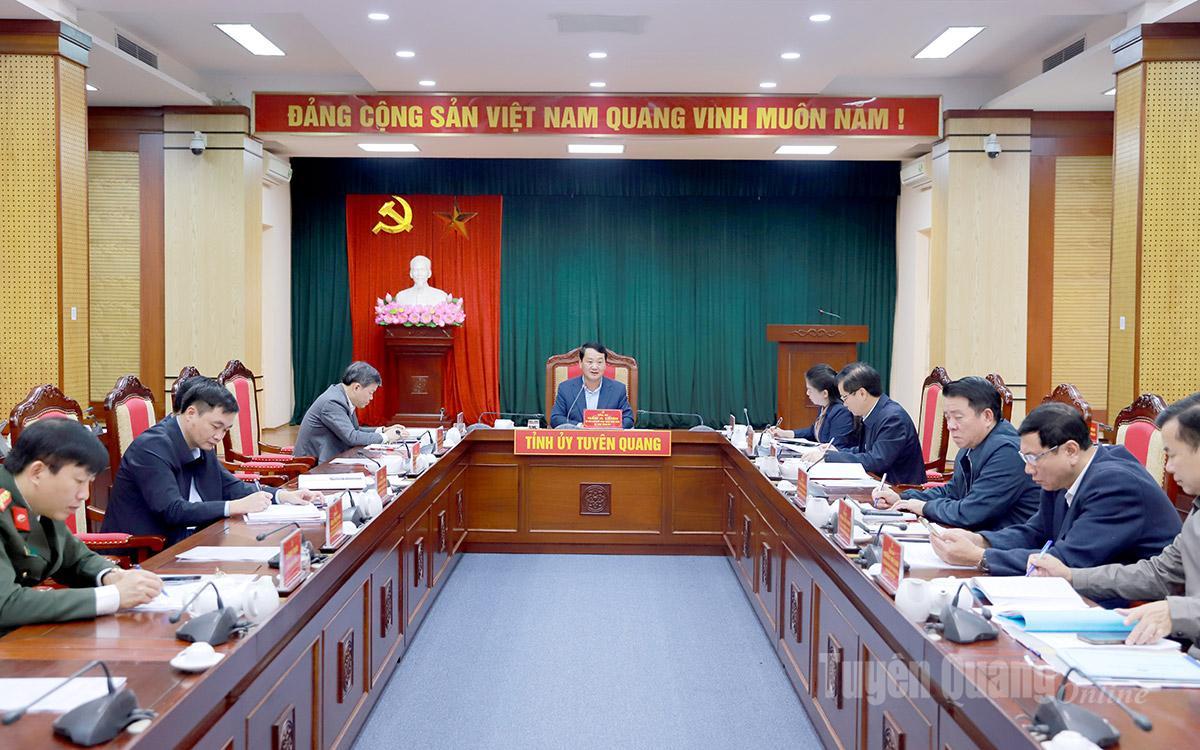 Bí thư Tỉnh ủy Hầu A Lềnh chủ trì phiên họp.