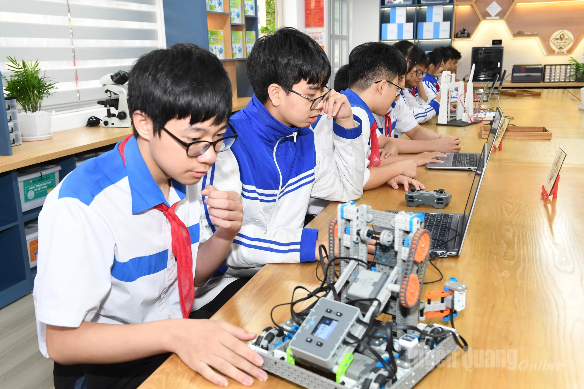 ọc sinh nghiên cứu và học tập tại phòng thực hành giáo dục STEM