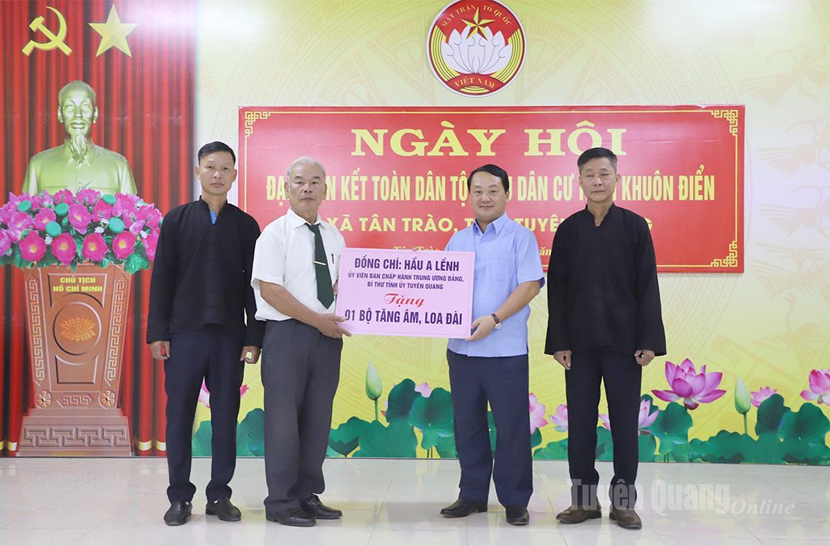 Bí thư Tỉnh ủy Hầu A Lềnh tặng thôn Khuôn Điển bộ tăng âm loa đài.