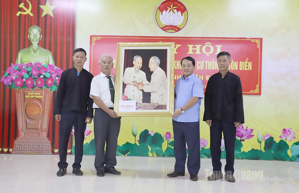 Bí thư Tỉnh ủy Hầu A Lềnh tặng thôn Khuôn Điển bức chân dung Chủ tịch Hồ Chí Minh với Bác Tôn – Biểu tượng Đại đoàn kết toàn dân tộc.