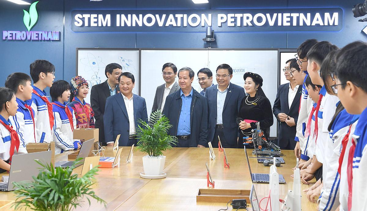 Các đại biểu tham quan phòng thực hành giáo dục STEM tại trường THCS Lê Quý Đôn