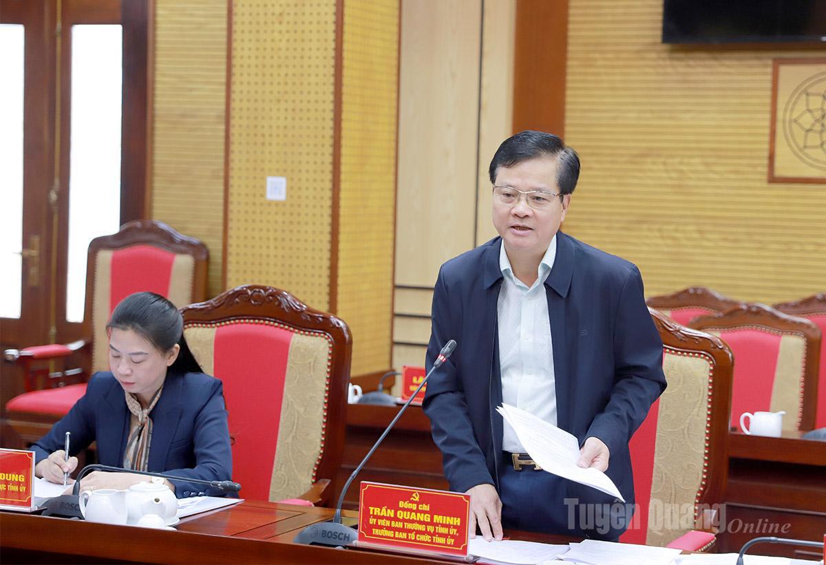 Trưởng ban Tổ chức Tỉnh ủy Trần Quang Minh báo cáo, làm rõ một số nội dung các đại biểu quan tâm.