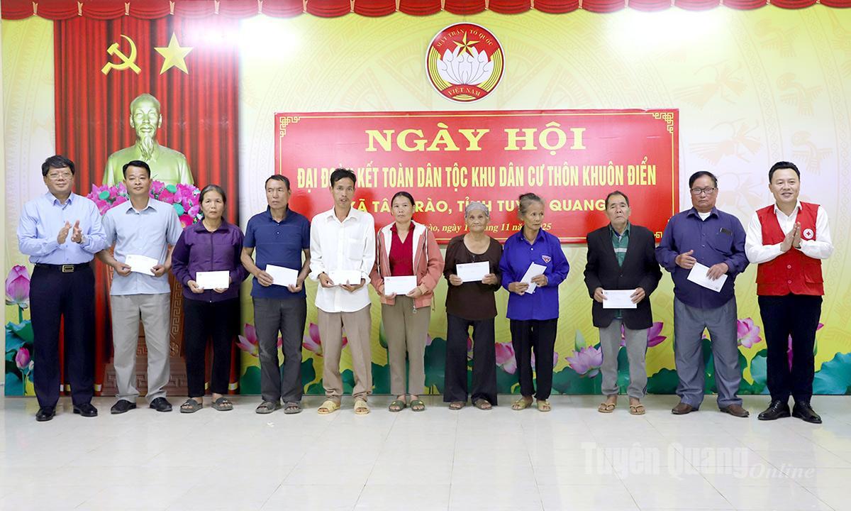 Đồng chí Phó Chủ tịch Thường trực Ủy Ban MTTQ tỉnh Hà Trung Kiên và lãnh đạo Hội Chữ thập đỏ trao quà cho các hộ còn nhiều khó khăn.