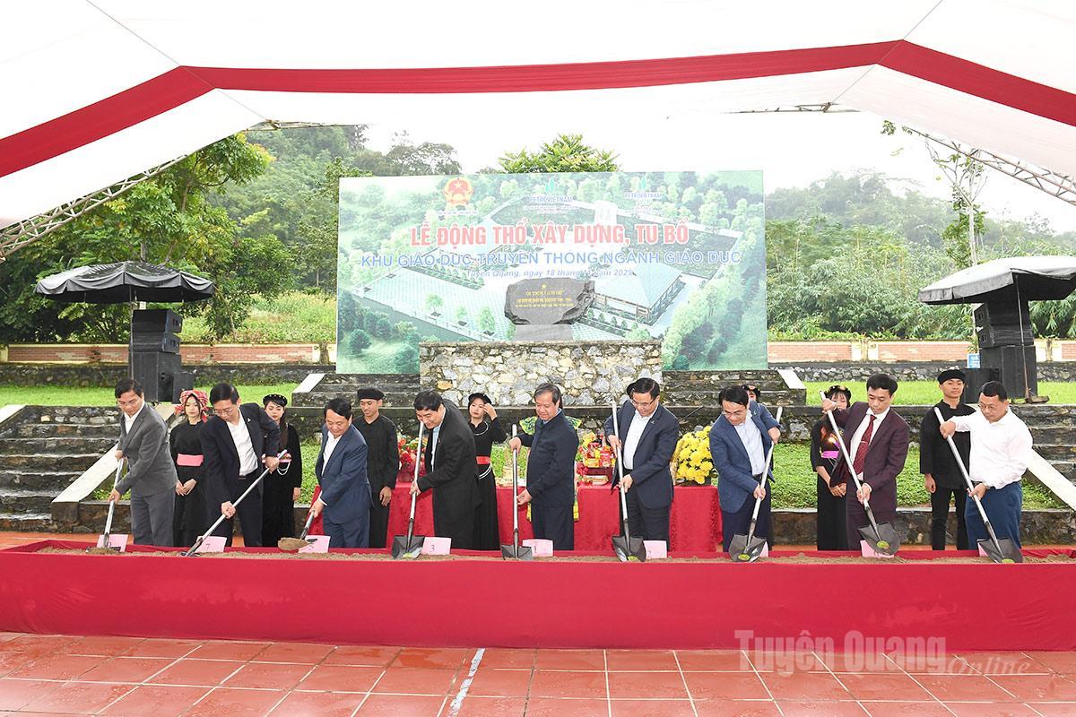 Các đại biểu động thổ khởi công xây dựng, tu bổ công trình Khu giáo dục truyền thống ngành Giáo dục.