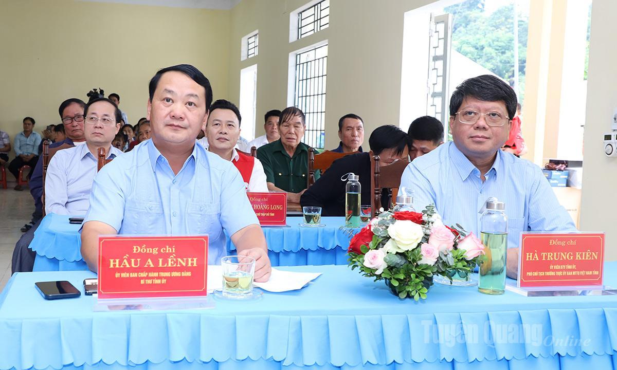 Bí thư Tỉnh ủy Hầu A Lềnh, Phó Chủ tịch Thường trực Ủy ban MTTQ tỉnh Hà Trung Kiên dự Ngày hội Đại đoàn kết toàn dân tộc thôn Khuôn Điển.