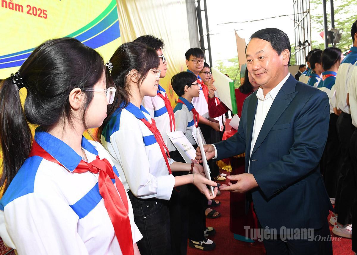 Bí thư Tỉnh ủy Hầu A Lềnh trao học bổng cho học sinh có hoàn cảnh khó khăn Trường THCS Lê Quý Đôn.