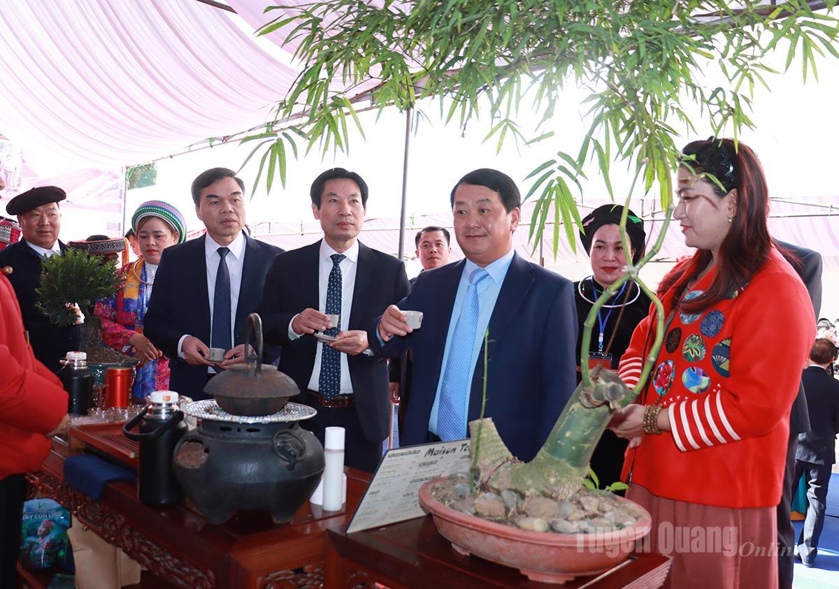 Bí thư Tỉnh ủy Hầu A Lềnh cùng các đại biểu tham quan không gian thưởng trà của Công ty TNHH Thành Sơn.