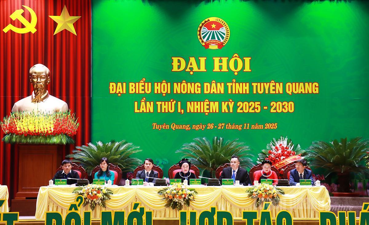 Đoàn Chủ tịch Đại hội.