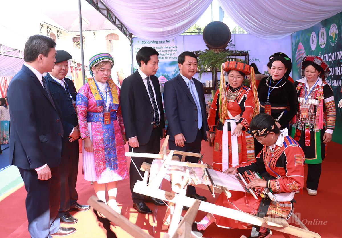 Bí thư Tỉnh ủy Hầu A Lềnh cùng các đại biểu tham quan gian trưng bày nghề dệt lanh truyền thống tại Đại hội.