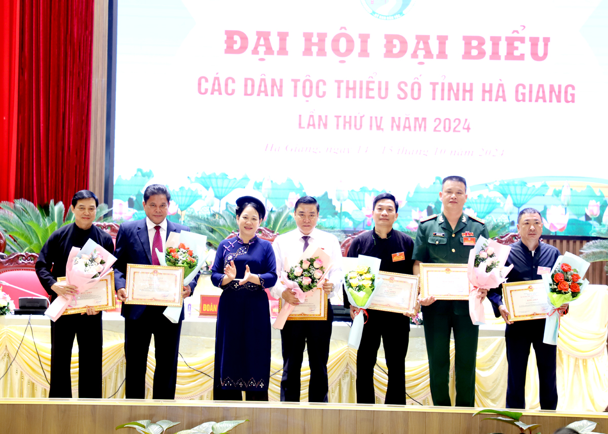 Thứ trưởng, Phó Chủ nhiệm Ủy ban Dân tộc Nông Thị Hà tặng Bằng khen của Ủy ban Dân tộc cho các tập thể, cá nhân.